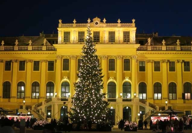 Christmas market at Schloss Schönbrunn Palace